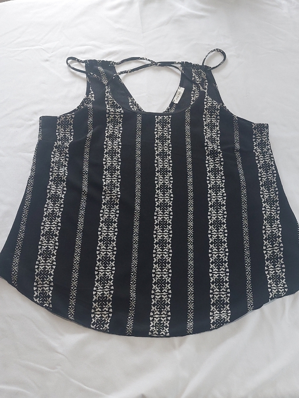 Mod Ref   Black and White Patterned Strappy Tank Top Size Large